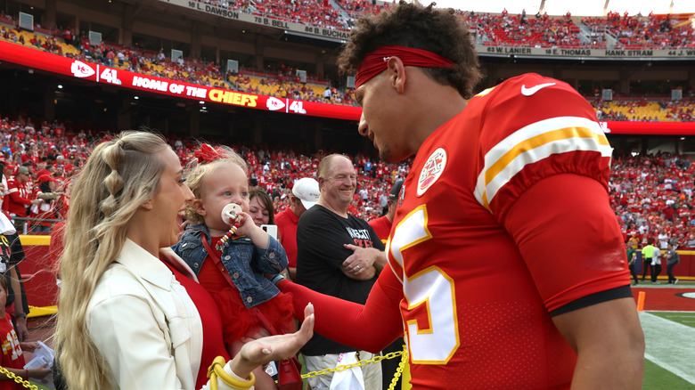 Patrick Mahomes on sidelines with wife, daughter