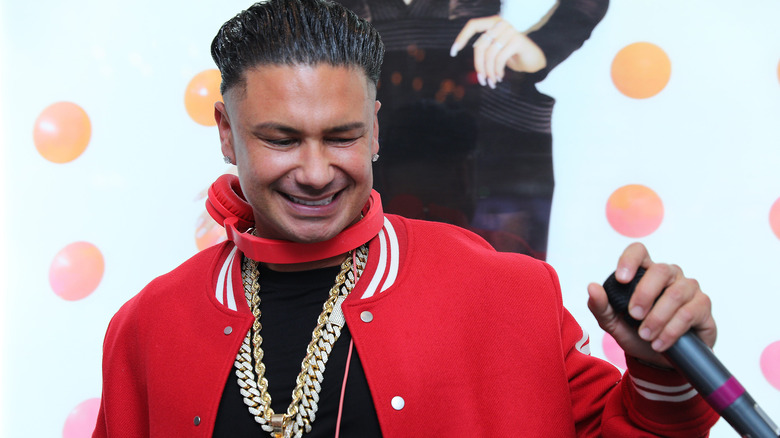 Pauly D performing