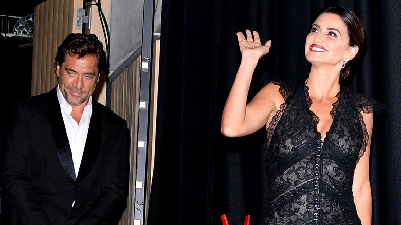 Javier Bardem smiling, Penélope Cruz waving