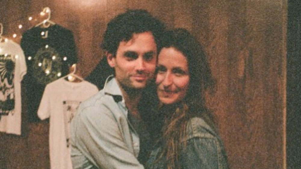 Domino Kirke and Penn Badgley