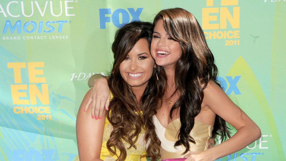 Demi Lovato and Selena Gomez posing at Teen Choice Awards together