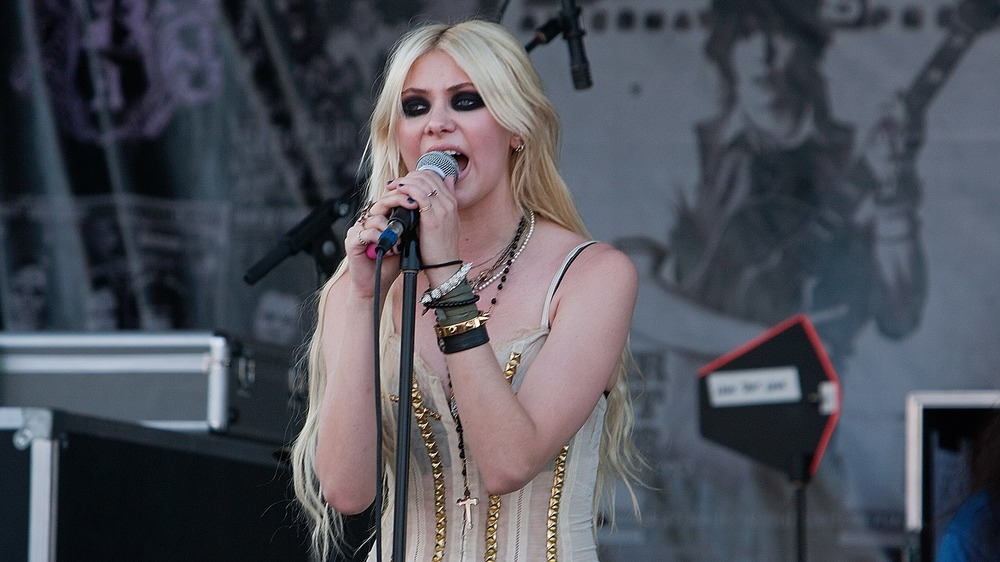 Taylor Momsen singing