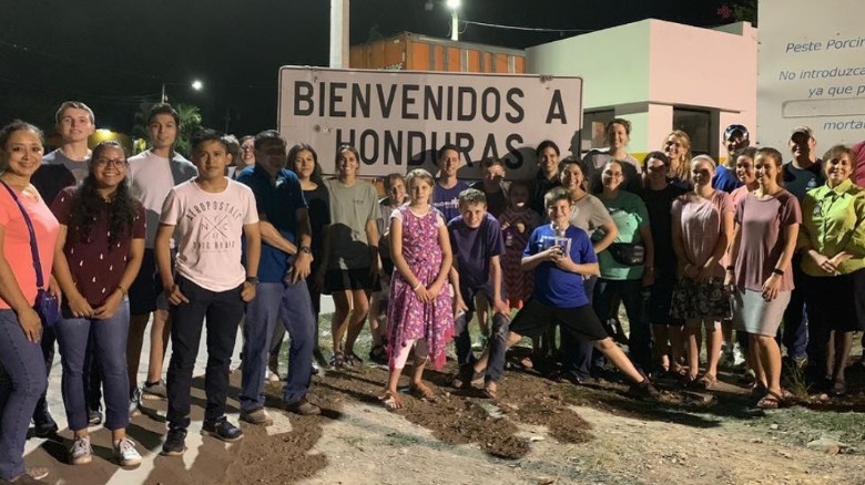 Duggars, others pose with Honduras sign