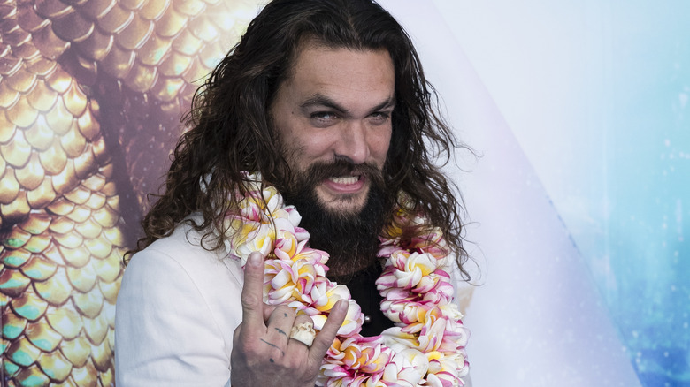 Jason Momoa poses on the red carpet for "Aquaman"