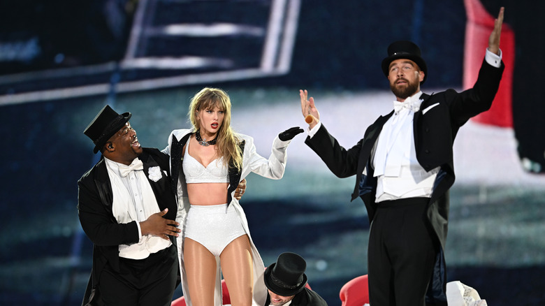 Taylor Swift, Travis Kelce performing