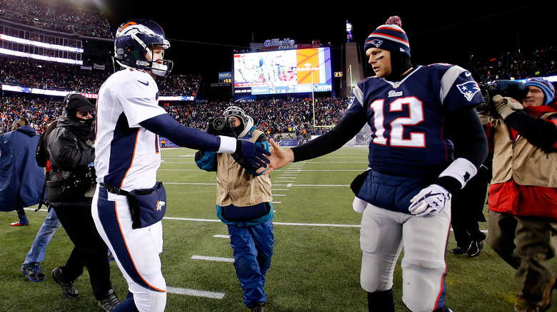 Peyton Manning and Tom Brady shaking hands on field