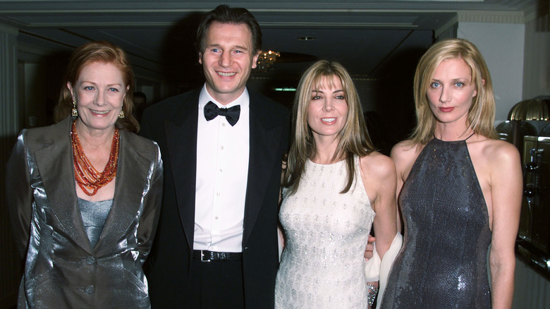 Vanessa Redgrave, Liam Neeson, Natasha Richardson, and Joely Richardson posing together in 2000