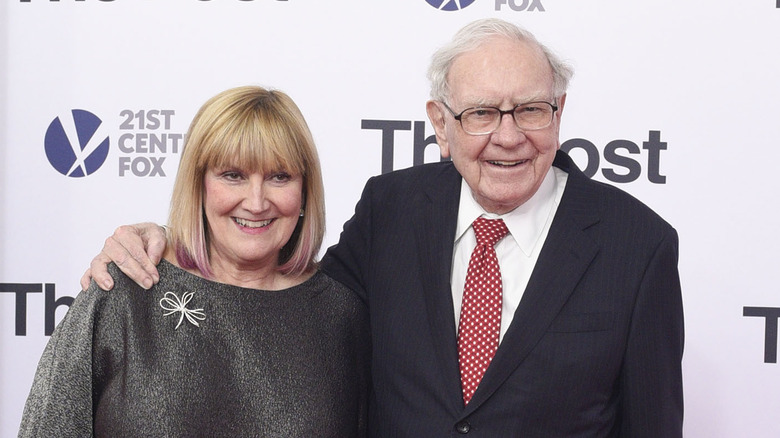 Susie and Warren Buffett posing together