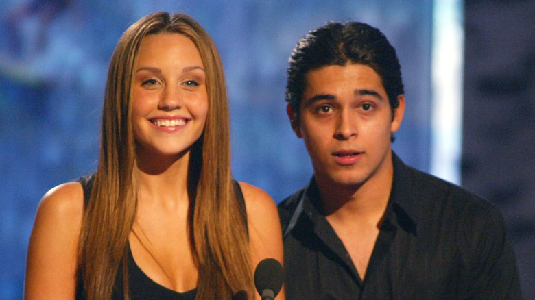 Amanda Bynes, Wilmer Valderrama at microphone