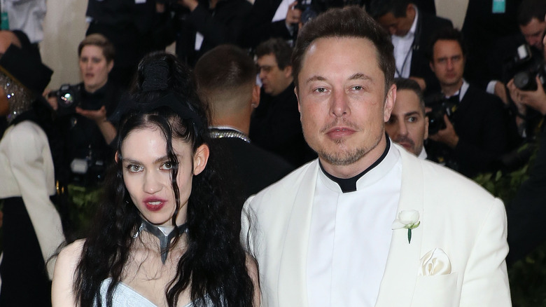 Elon Musk and Grimes posing