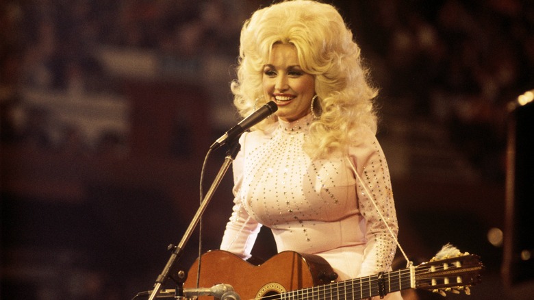 Dolly Parton perfoming 