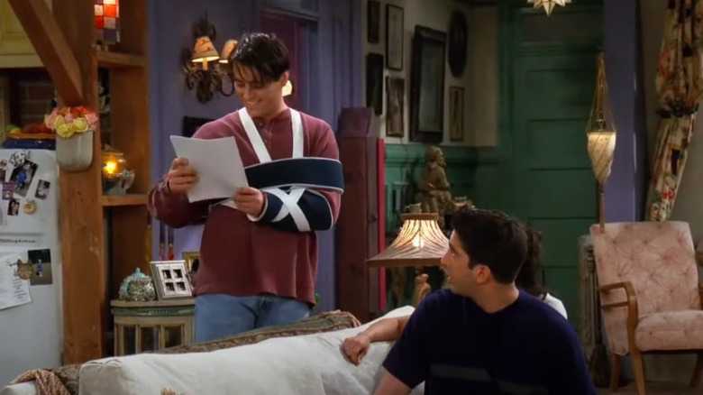 Matt LeBlanc wears a cast on Friends