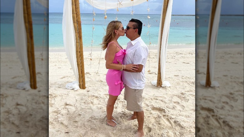 Lisa Valastro and Buddy Valastro kissing at the beach