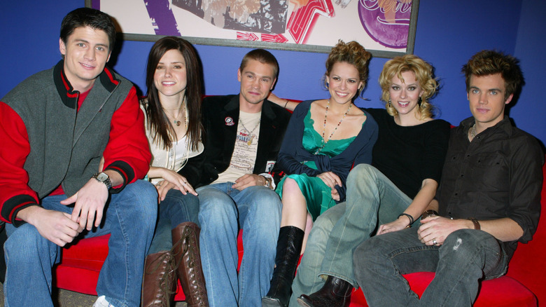 The cast of One Tree Hill sitting on a couch