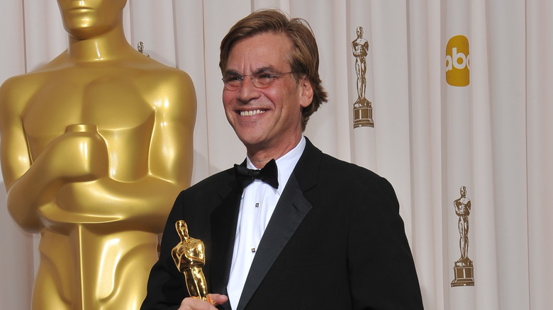 Aaron Sorkin holding Oscar statue