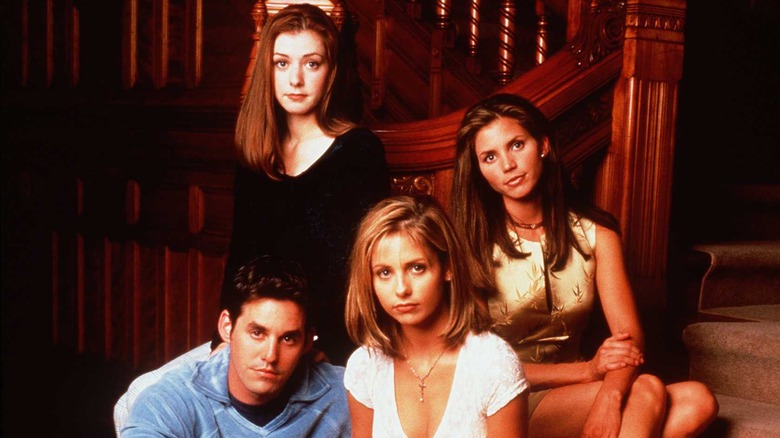 Xander, Willow, Buffy, and Cordelia sitting together on staircase