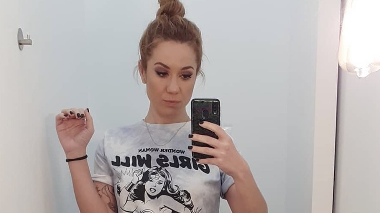 Henar Alvarez, mirror selfie, Wonder Woman t-shirt