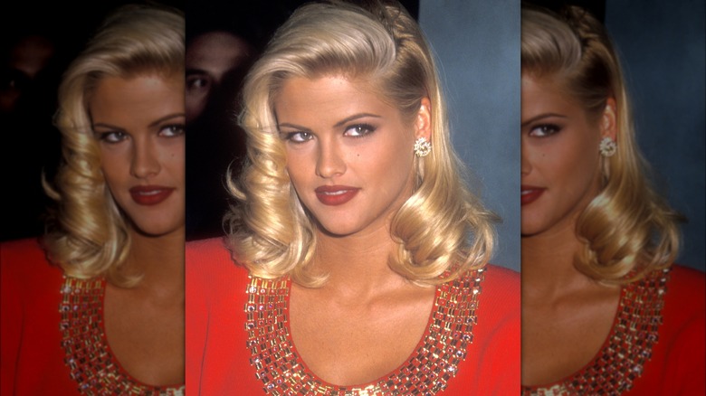 Anna Nicole Smith posing