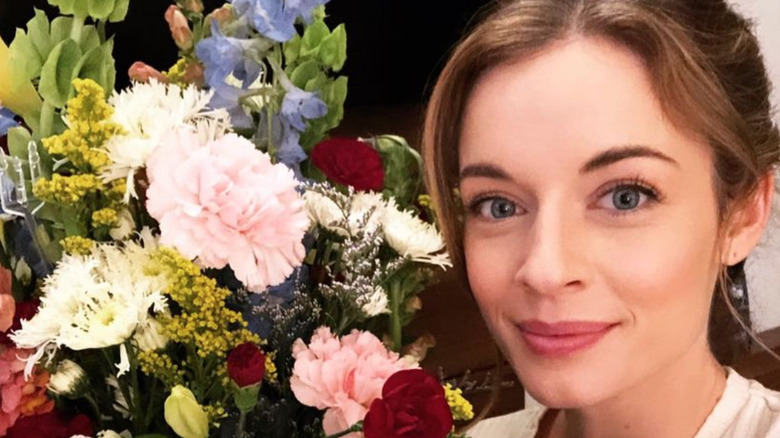 Anni Krueger with flowers in a selfie