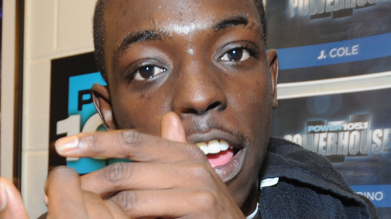 Bobby Shmurda clasping hands