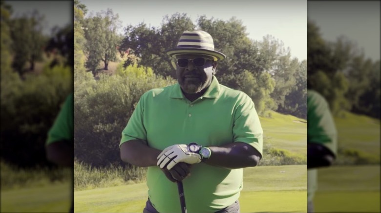 Cedric the Entertainer holding golf club