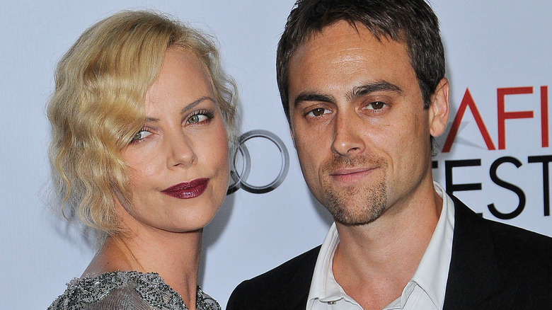 Charlize Theron and Stuart Townsend posing 