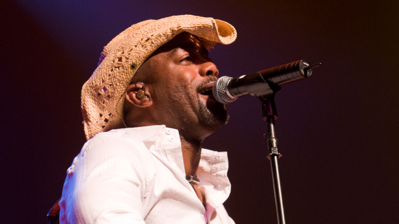 Darius Rucker singing with cowboy hat