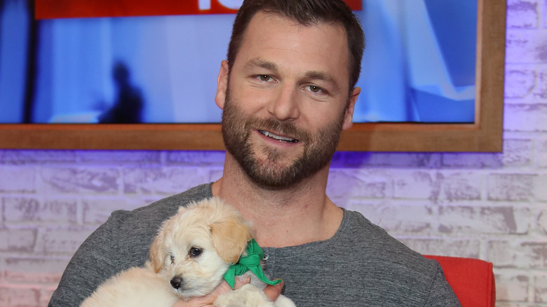 Dave Salmoni posing for cameras