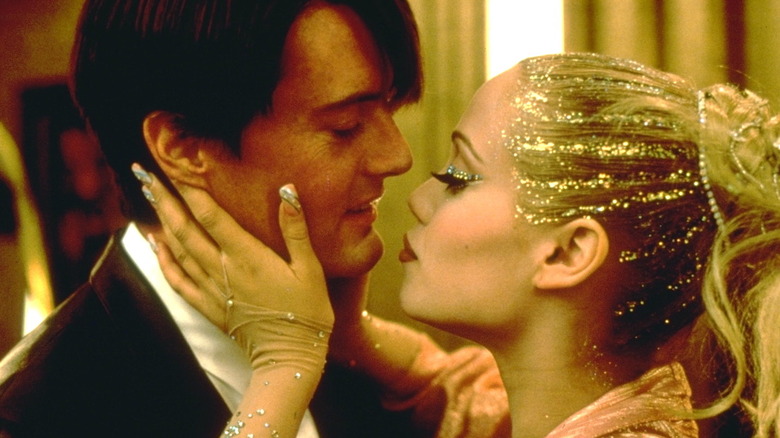 Kyle MacLachlan and Elizabeth Berkley embracing in Showgirls