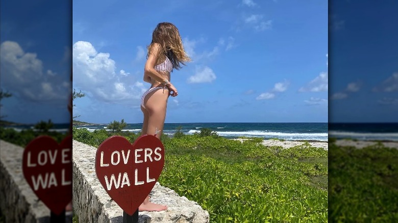 Elizabeth Chambers posing on the beach