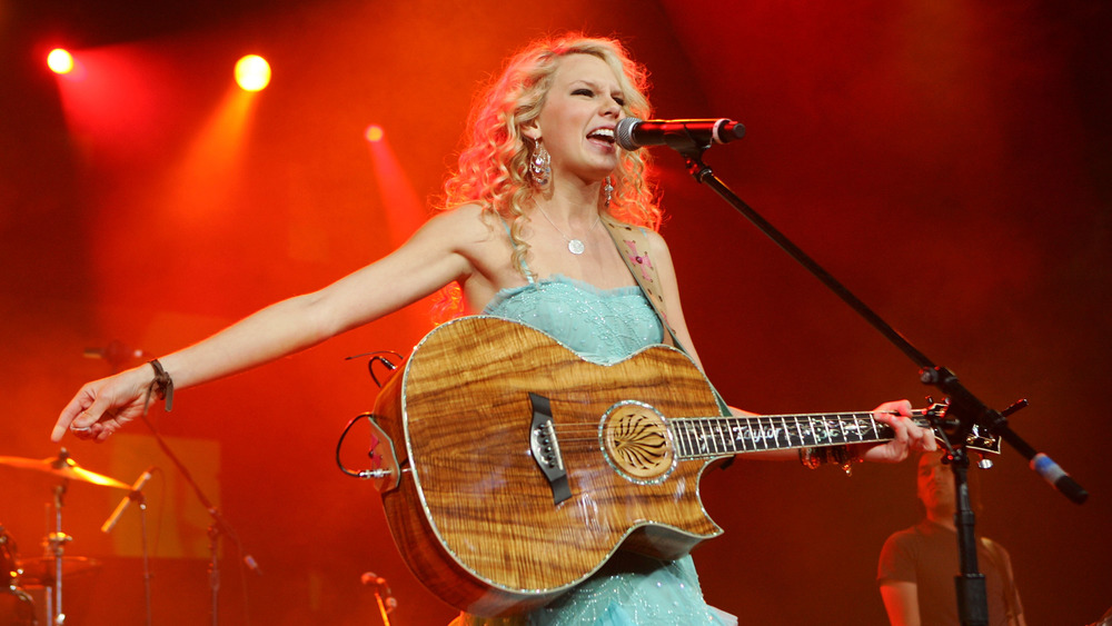 Taylor Swift performing