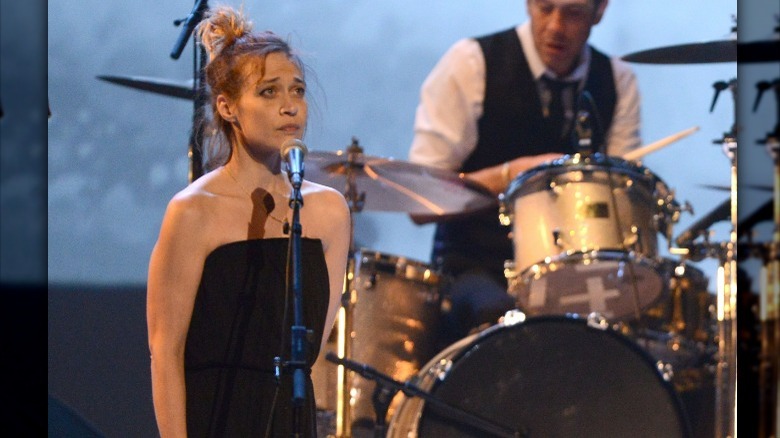 Fiona Apple looking sad performance