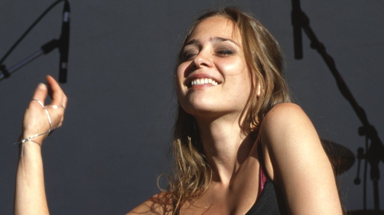 Fiona Apple eyes closed dancing