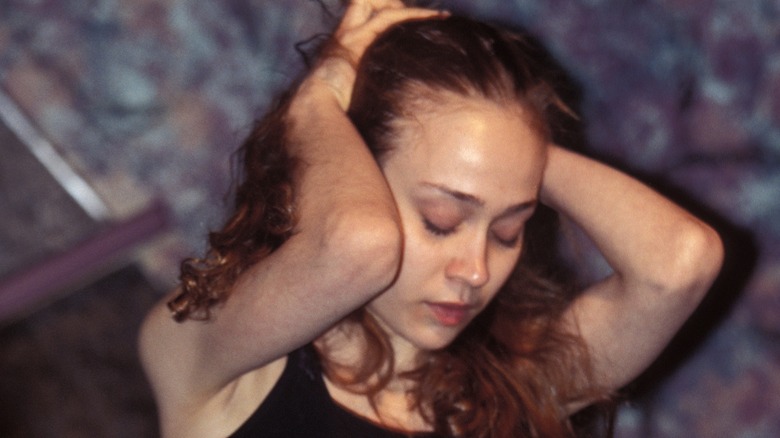 Fiona Apple clawing hair back