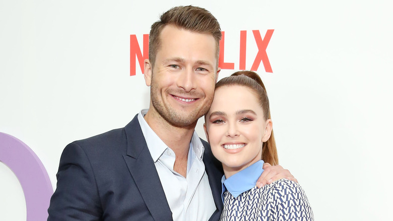 Glen Powell and Zoey Deutch smiling