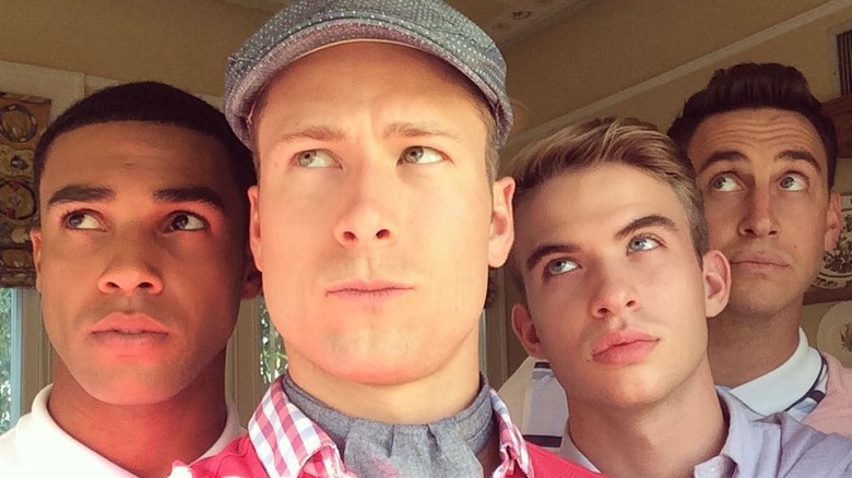 Glen Powell posing with members of the "Scream Queens" cast