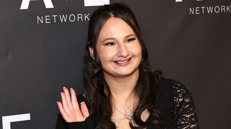 Gypsy Rose Blanchard smiling and waving