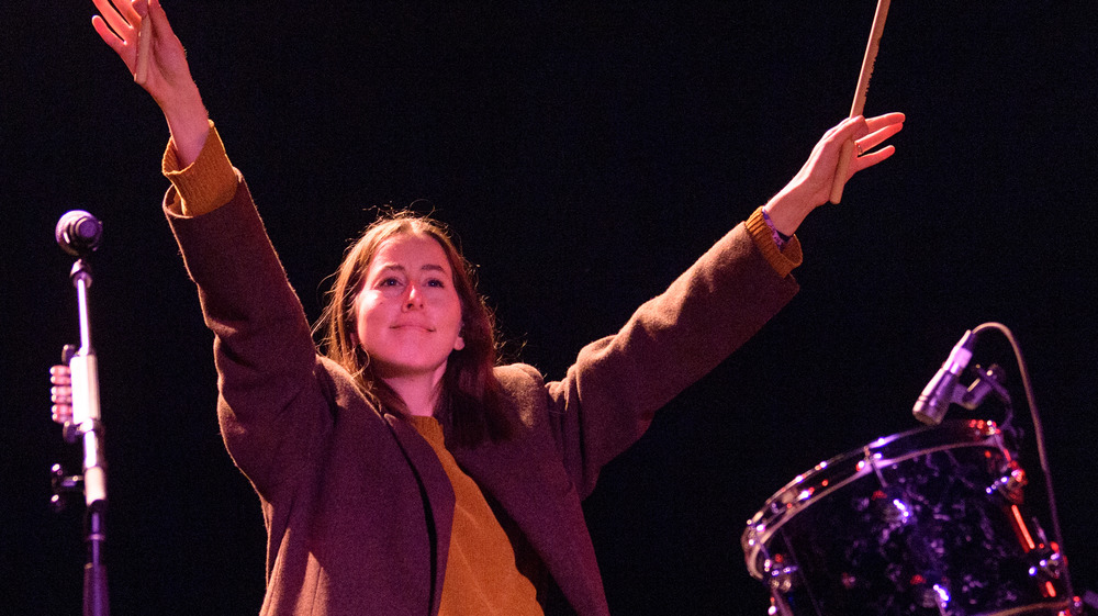 Youngest sister Alana Haim performs 