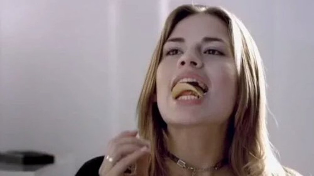 Hayley Atwell eating Pringles