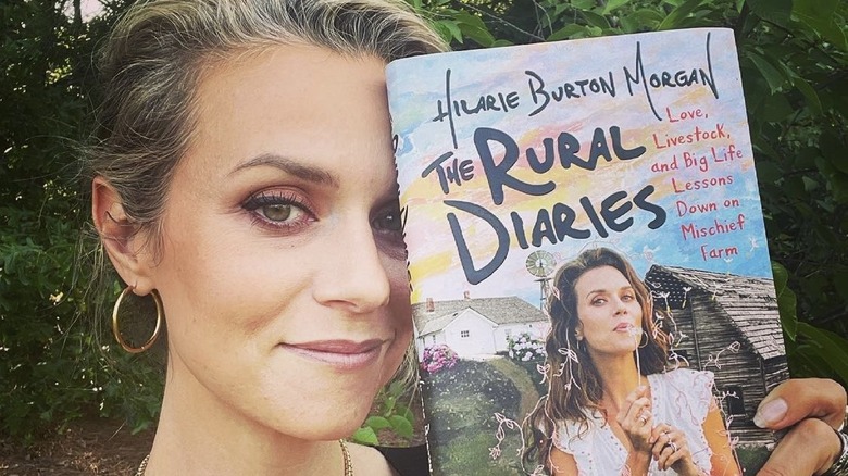 Hilarie Burton holding her book