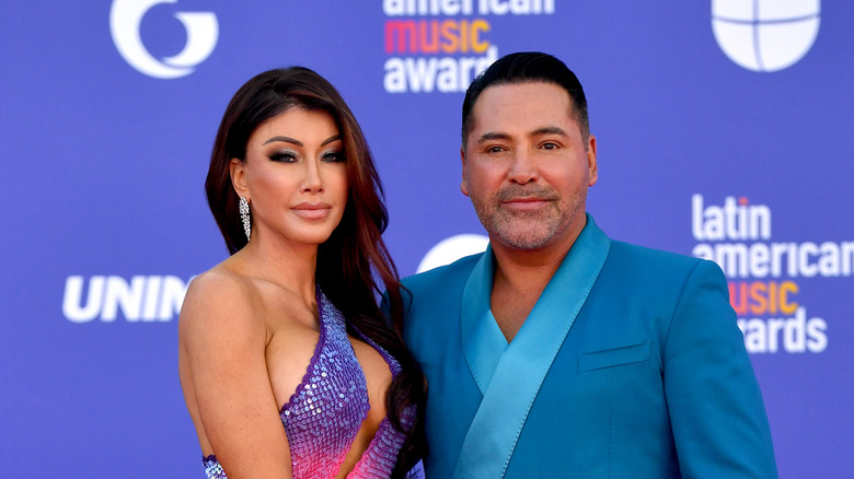 Holly Sonders and Oscar De La Hoya on the red carpet