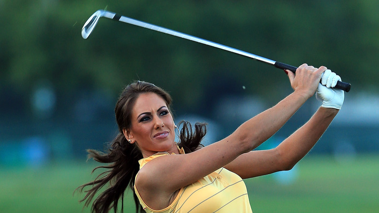 Holly Sonders plays golf