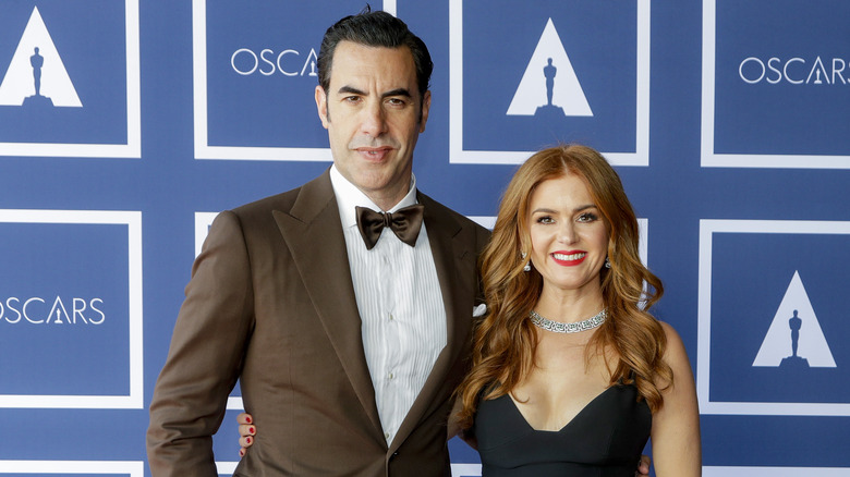 Isla Fisher and Sacha Baron Cohen posing