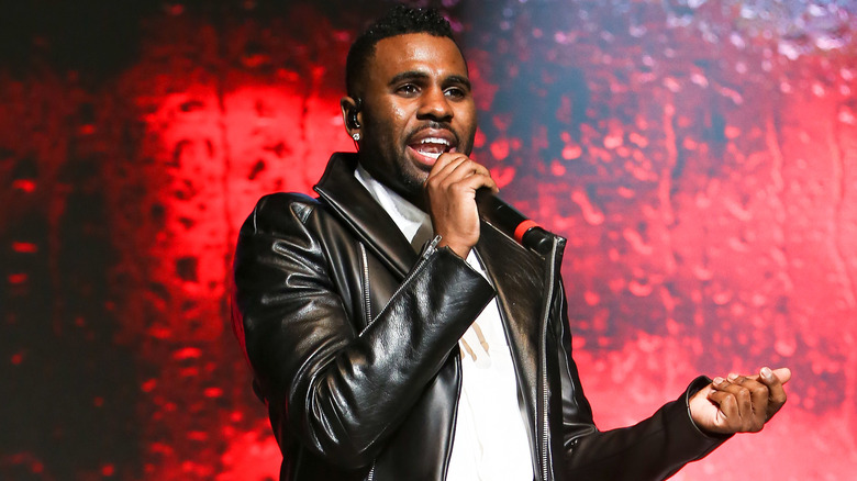 Jason Derulo performing