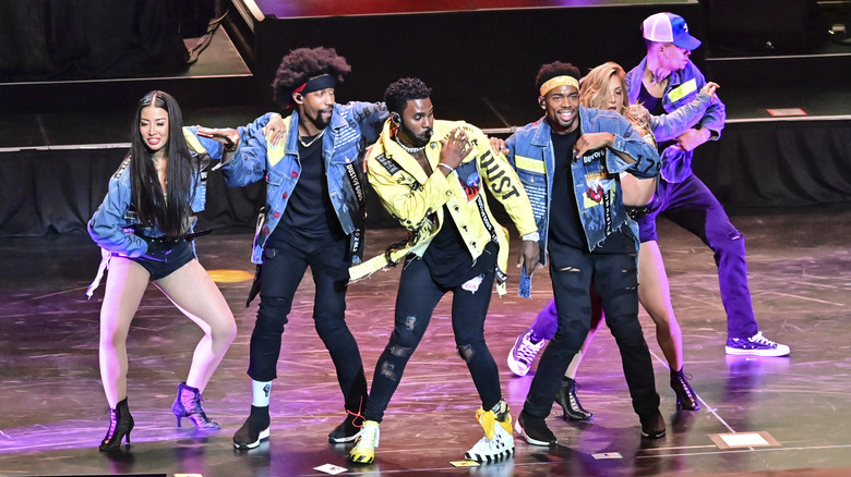 Jason Derulo and his dance team performing