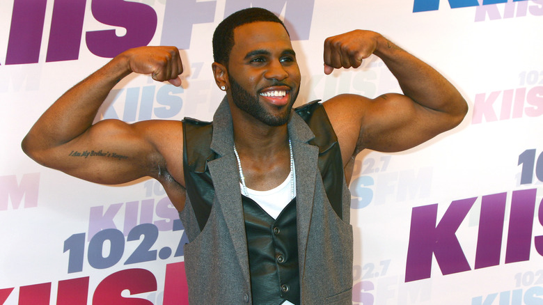 Jason Derulo flexing muscles