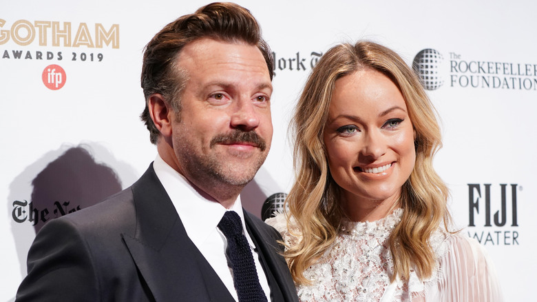 Jason Sudeikis posing with Olivia Wilde