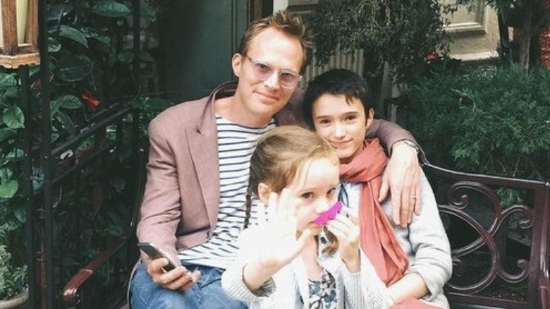 Paul Bettany posing with kids