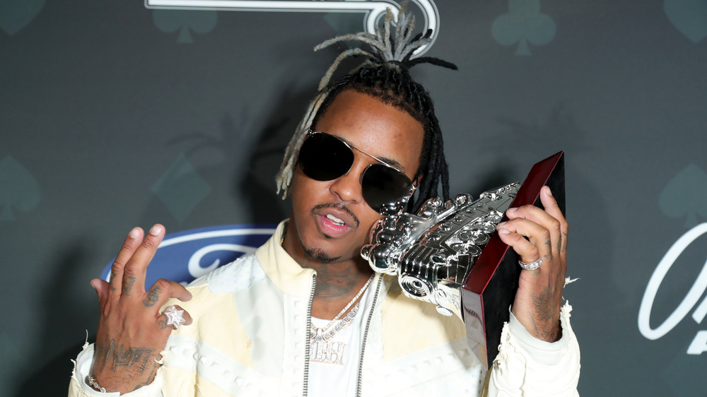 Jeremih holding up an award at an awards show