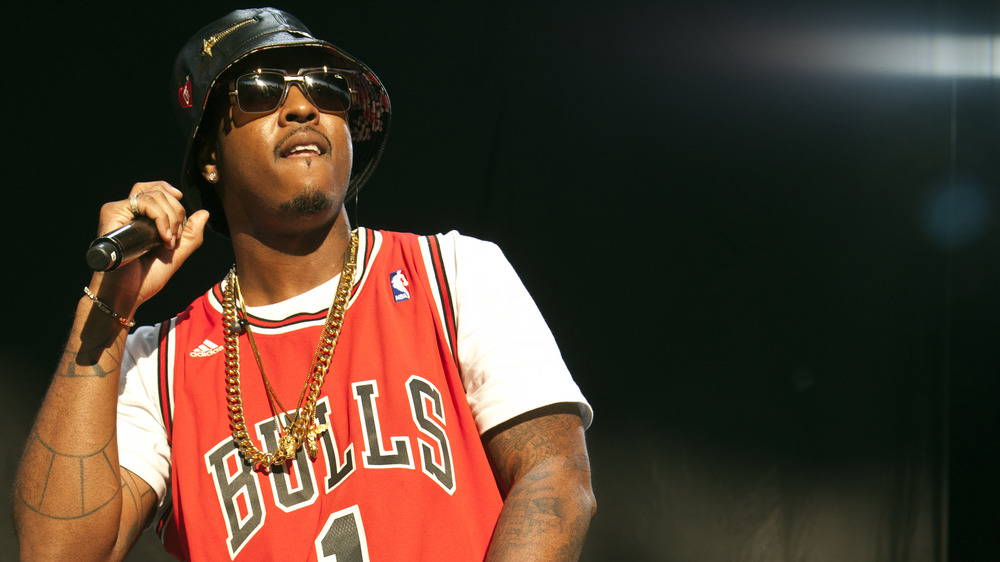 Jeremih in a Bulls jersey whiile onstage